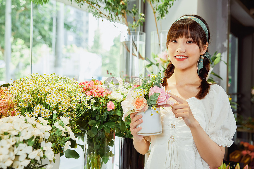 鲜花店美女服务员鲜花推荐图片