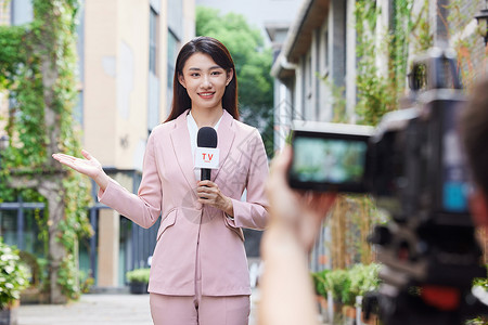 年轻女记者户外录制高清图片