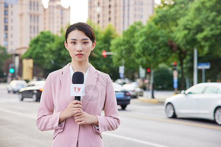 人物解说素材女新闻记者户外直播路况背景