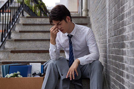 失业职业男性坐在楼梯台阶上负面情绪图片