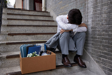失业男性坐在楼梯台阶上痛哭开除高清图片素材