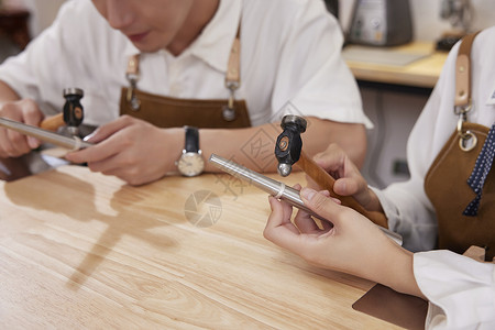 制作礼物情侣体验饰品店定制指环戒指特写背景