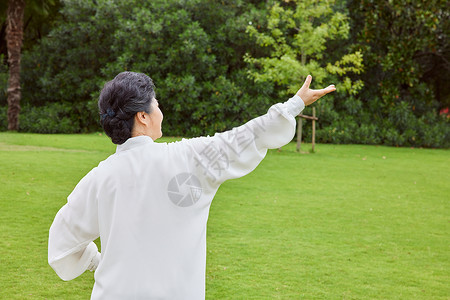 练功带公园晨练打太极的老奶奶背景