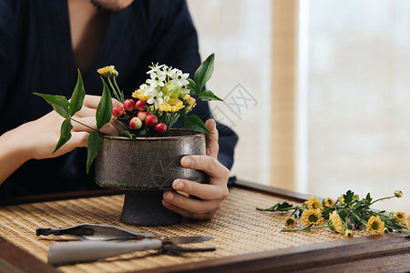 花艺师名片设计日系男性手拿花枝插花特写背景