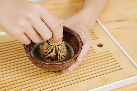 日本茶日系男性手拿茶筅筛茶特写背景