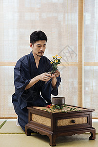 日系花艺师修剪花枝形象图片
