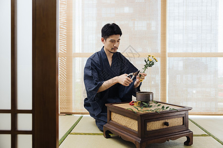 日系花艺师修剪花枝图片