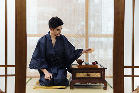 日式茶道茶艺师使用抹茶筅图片