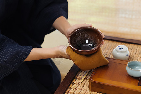 茶艺师使用茶巾擦拭茶碗细节高清图片