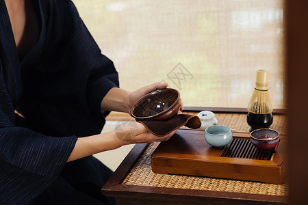 使用筷子茶艺师使用茶巾擦拭茶碗细节背景