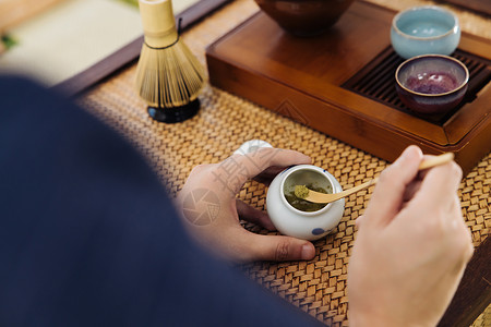 茶艺师使用茶勺取抹茶粉特写高清图片