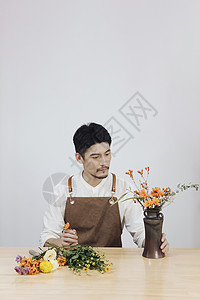 男性花艺师插花形象图片