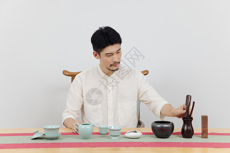 青年茶艺师使用茶具图片