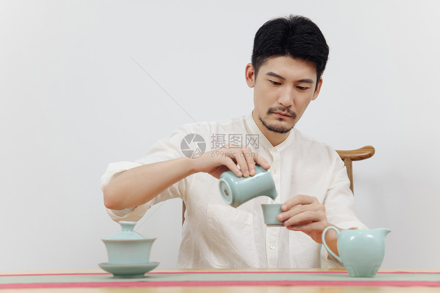 茶道茶艺男青年倒茶