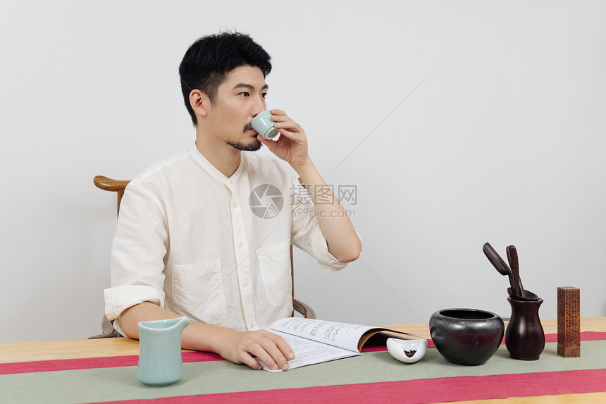 男青年喝茶看书图片