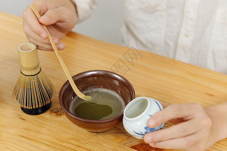 茶艺师使用茶勺取抹茶粉特写背景图片