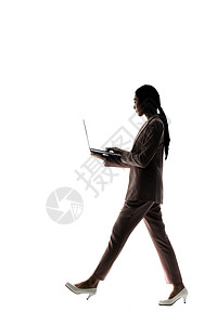 人物走路剪影使用笔记本电脑办公的职场女性剪影背景