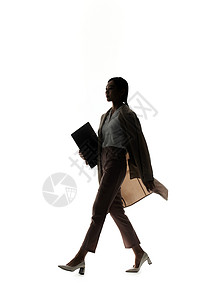 抱着文件夹走路的女性形象背景图片