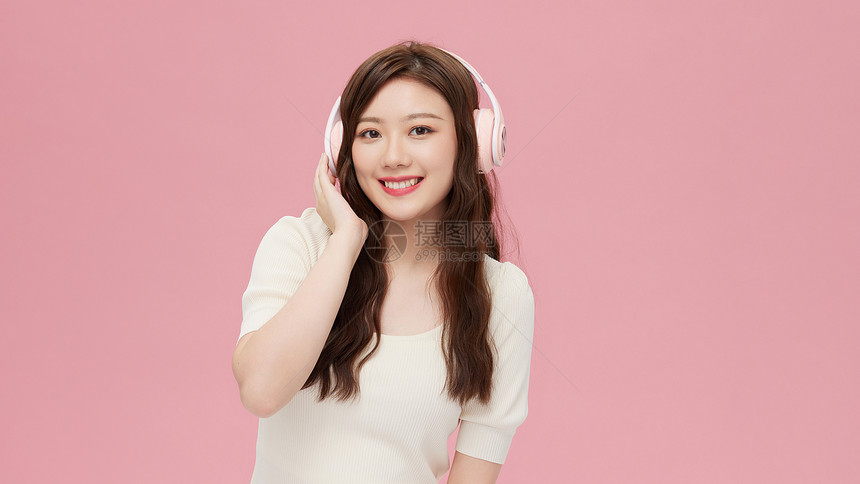 韩系活力女性听音乐图片