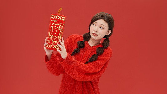春节女性手拿鞭炮过年背景图片