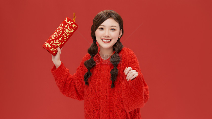 女性手拿鞭炮喜迎新年图片