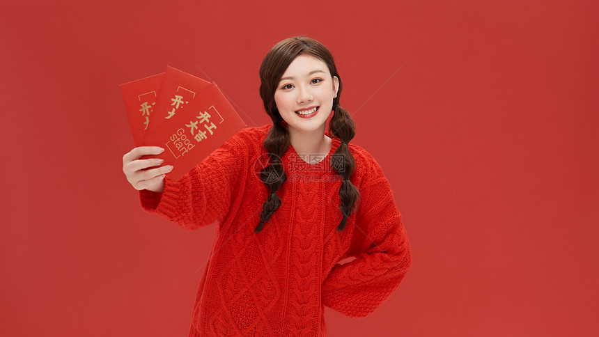 手拿新年红包的青年女性图片