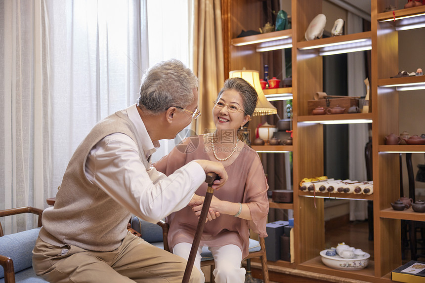 老年夫妻两人互相依偎照顾图片