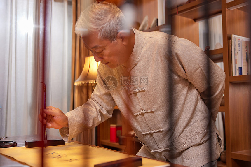 老年男性在家练书法毛笔字图片