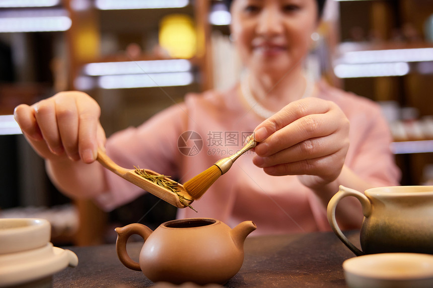 老年人在家泡茶饮茶图片