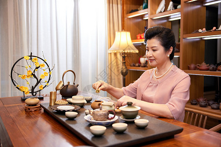 老年人在家泡茶饮茶休闲高清图片素材