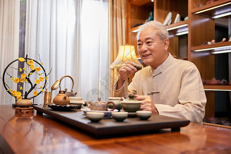 老年人在家泡茶饮茶模特高清图片素材