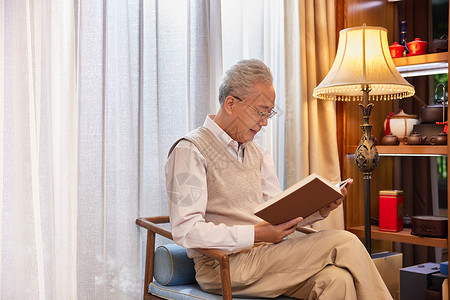晚年生活独居老人在家看书高清图片