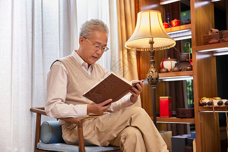 晚年生活独居老人在家看书高清图片