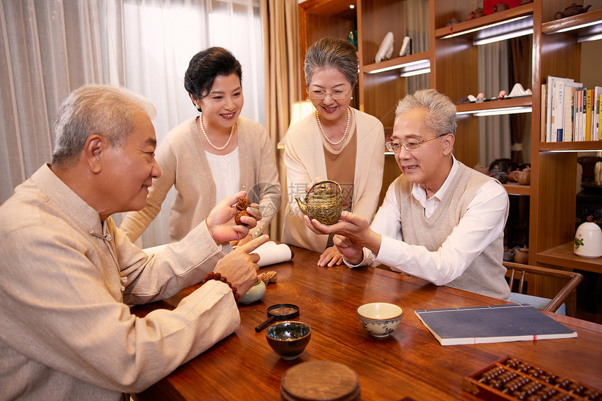 老人聚会一起鉴赏古玩图片