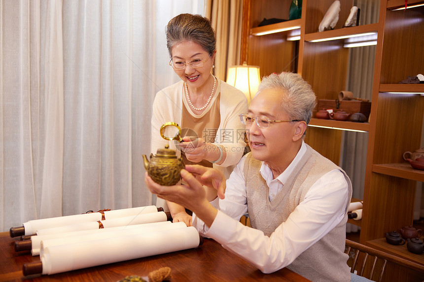 老年夫妻在家鉴赏古董图片