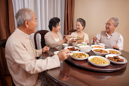 老年聚会吃饭聊天中秋聚餐高清图片素材