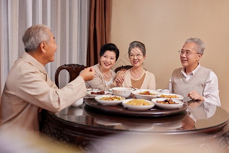 老友聚会一起吃饭中秋节高清图片素材