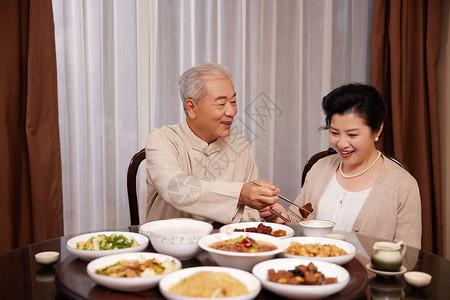 老年夫妻甜蜜吃饭图片素材