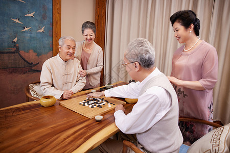 黑焕白老年聚会一起下围棋背景