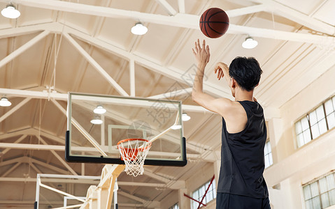 篮球运动员投篮背影高清图片