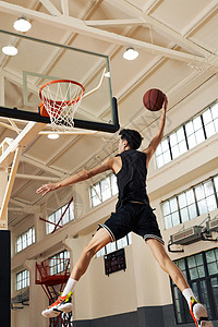起跳争球篮球选手起跳扣篮背景
