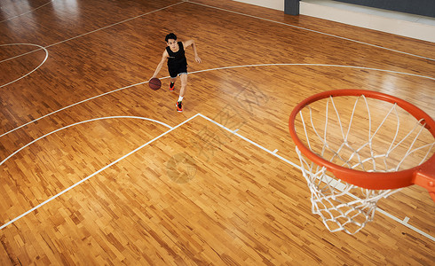 篮球选手打篮球运球突破上篮图片