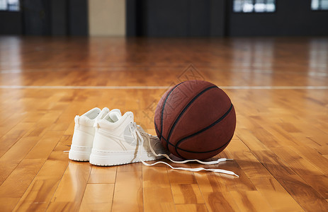 室内篮球场地板上的篮球和篮球鞋图片