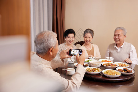 餐桌手机老人好友聚会聚餐拍照背景