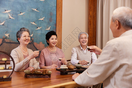 老年好友聚会一起开心喝茶聊天高清图片