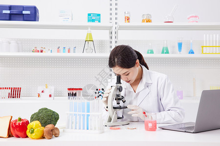 水果女人营养师使用显微镜检测食品背景
