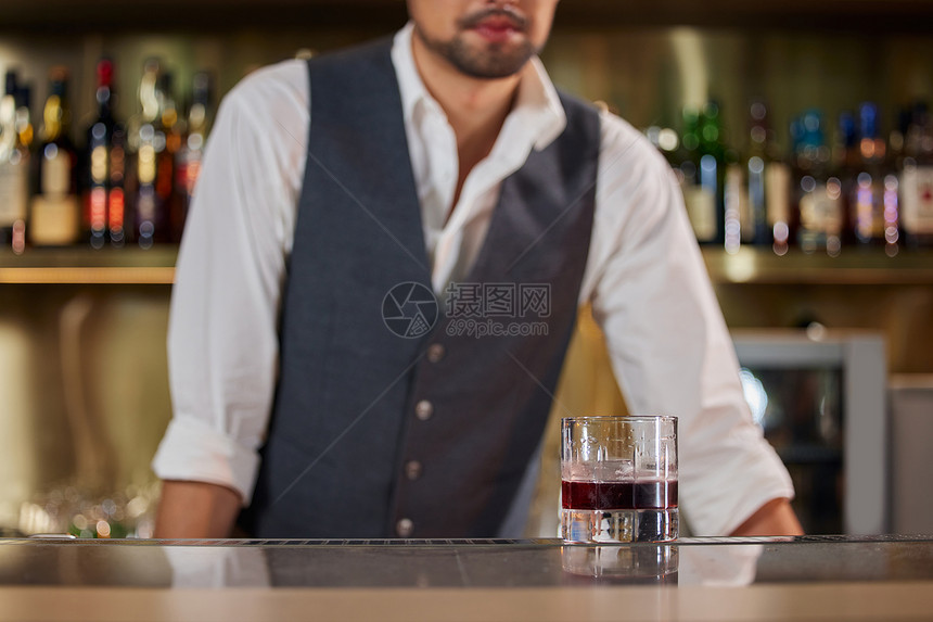 吧台调酒师与红酒特写图片
