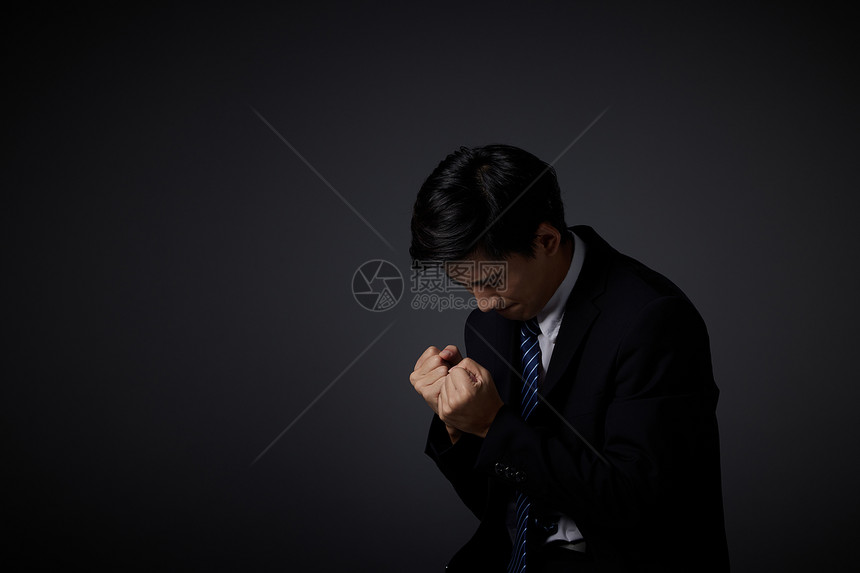 悲伤的职场商务男性图片