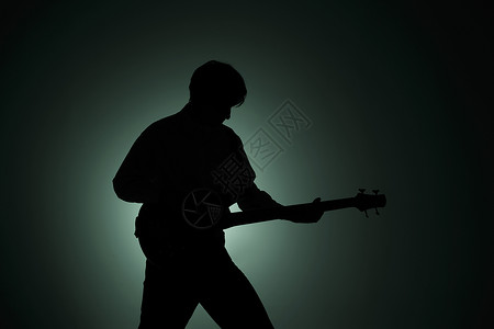 弹吉他的男性剪影图片