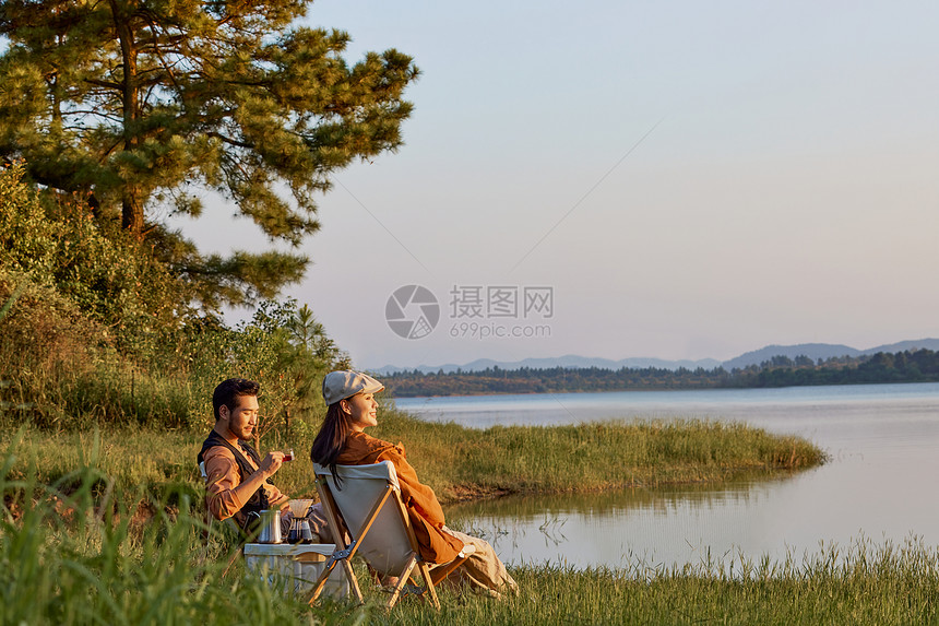 年轻情侣湖边享受大自然图片